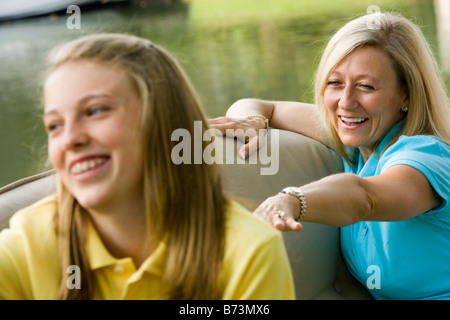 Mutter auf Sofa Lachen mit pre-teen Tochter Stockfoto