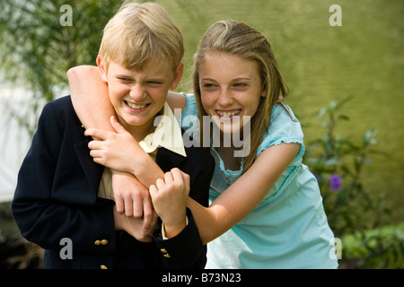 Closeup Portrait von Bruder und Schwester umarmt und lächelnd Stockfoto