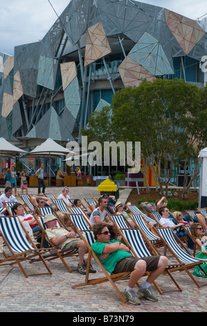 Australier beobachten Test-Cricket auf einem großen Bildschirm in Melbourne Federation Square Stockfoto