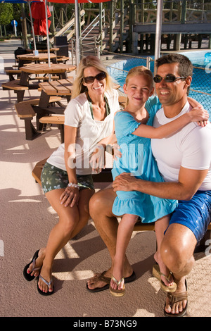 Familie Zusammensitzen auf Picknick-Tisch im Wasserpark Stockfoto