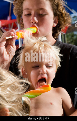 Zwei jungen lecken Eis am Stiel Stockfoto