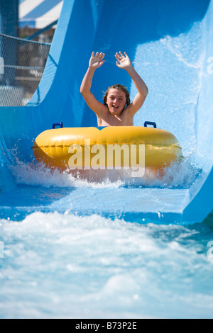 Kleiner Junge Rutschen Wasserrutsche auf Innertube im Wasserpark Stockfoto