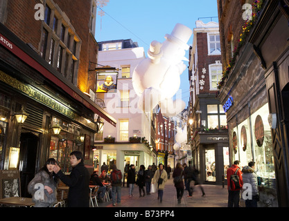 Riesiger Schneemann im Carnaby Street London UK Europe Stockfoto