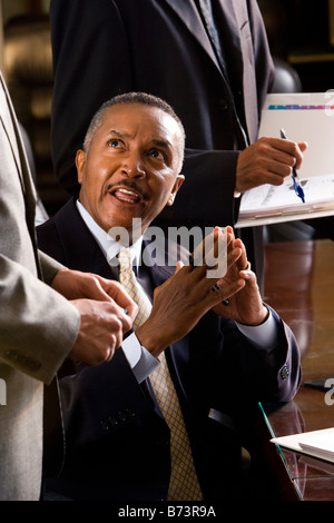 Mitarbeiter, die Unterstützung der afrikanisch-amerikanischen Executive Papiere überprüfen Stockfoto
