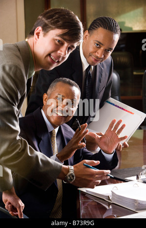 Mitarbeiter, die Unterstützung der afrikanisch-amerikanischen Executive Papiere überprüfen Stockfoto