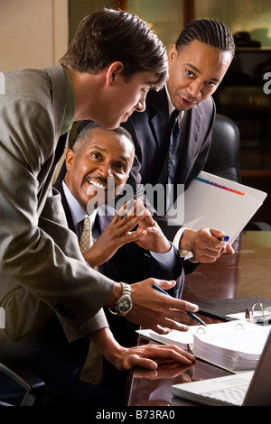 Mitarbeiter, die Unterstützung der afrikanisch-amerikanischen Executive Papiere überprüfen Stockfoto