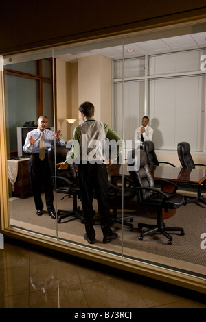 Ansicht von Geschäftsleuten im Konferenzraum durch Glas Stockfoto