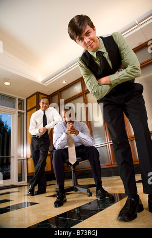 Vorstand und Mitarbeiter treffen sich in der lobby Stockfoto
