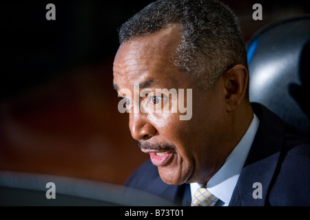 Kopfschuss des mittleren Alters afrikanisch-amerikanischer Geschäftsmann sprechen Stockfoto