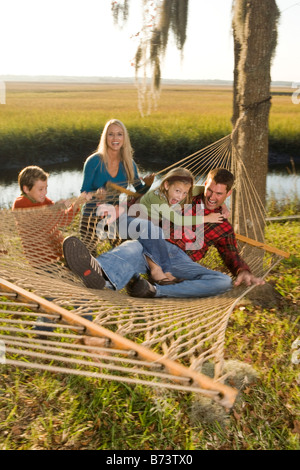 Glückliche Familie von vier freien von Hängematte Stockfoto