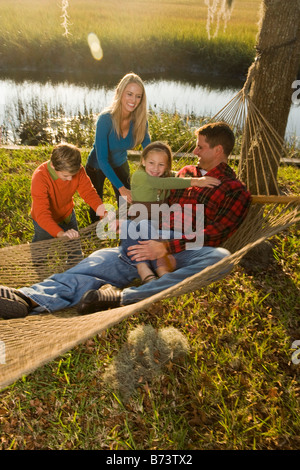 Glückliche Familie von vier freien von Hängematte Stockfoto