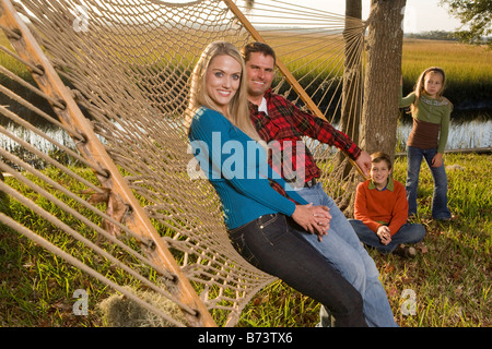 Glückliche Familie von vier freien von Hängematte Stockfoto