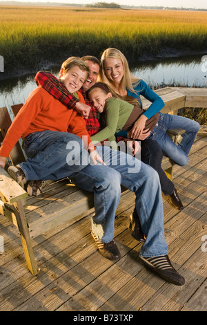 Junge glückliche Familie, die Spaß an deck Stockfoto