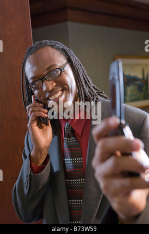 Afrikanisch-amerikanischer Geschäftsmann auf Handy Stockfoto