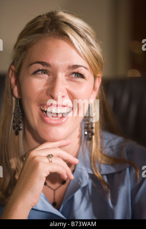 Nahaufnahme der jungen blonden Frau, lachen Stockfoto