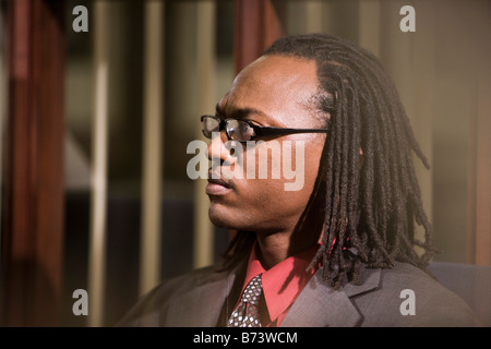 Nahaufnahme der afrikanischen amerikanischen Geschäftsmann, sitzen, wegschauen Stockfoto
