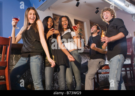 Multi-ethnischen Freunde amüsieren sich bei bar, niedrigen Winkel Ansicht Stockfoto