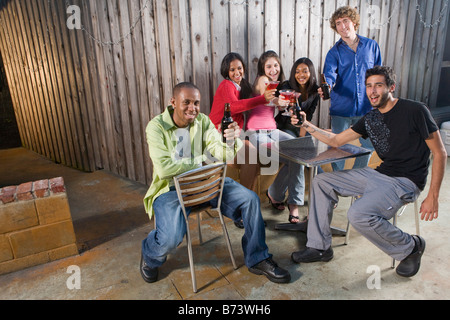 Gruppe junger Freunde hängen zusammen trinken Stockfoto