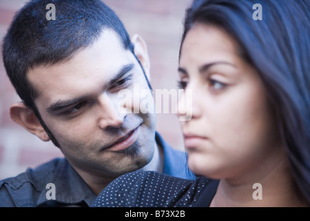 Nahaufnahme des Jünglings Hispanic Freundin Gesicht betrachten Stockfoto