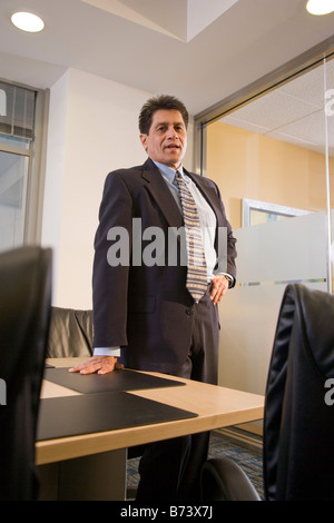 Hispano-Amerikaner Geschäftsmann stand Tisch im Sitzungssaal Stockfoto