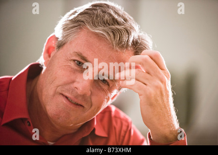 Kopfschuss hübscher Mann mittleren Alters Stockfoto