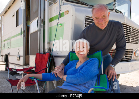 Älteres paar draußen Freizeitfahrzeug Stockfoto