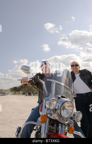 Porträt von glücklich senior Biker paar mit Motorrad Stockfoto