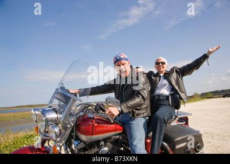 Porträt von glücklich senior Biker paar sitzt auf dem Motorrad Stockfoto