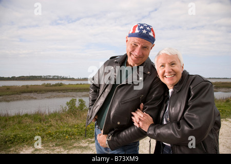 Porträt von senior Brautpaar in Biker-Jacken stehen auf Feldweg Stockfoto