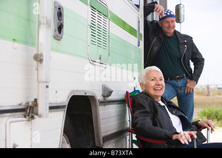 Gerne älteres paar außerhalb RV camper Stockfoto