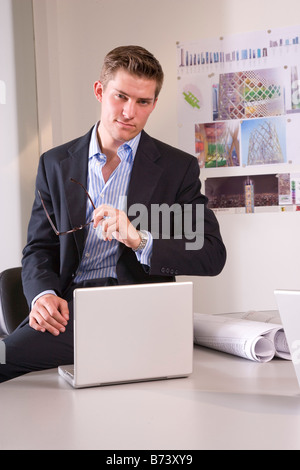 Jungunternehmer im Sitzungssaal Blick auf laptop Stockfoto