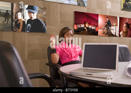 Young African-American weibliche Büroangestellte sitzen im Sitzungssaal Stockfoto