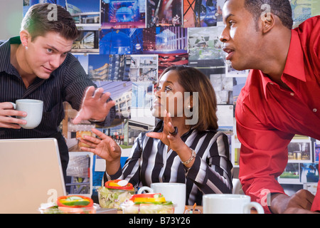 Büroangestellte in Treffen mit einem Arbeitsessen Stockfoto