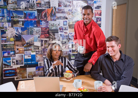 Büroangestellte in Treffen mit einem Arbeitsessen Stockfoto