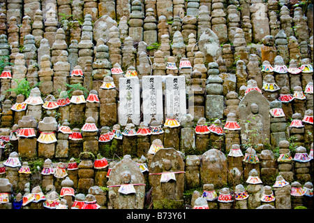 Ein Haufen von Jizo Statuen im Okunoin Friedhof am Berg Koya in Koyasan, Wakayama, Japan. Stockfoto