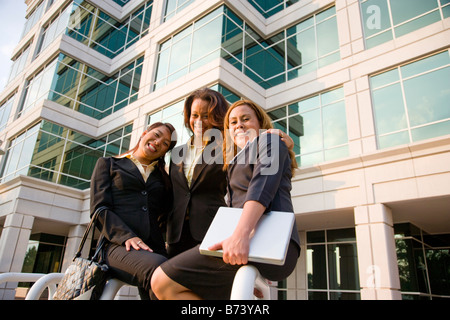 Drei multi-ethnischen Unternehmerinnen zusammen drauen Bürogebäude Stockfoto