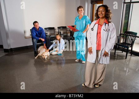 Tierarzt Büro mit Familie und Hund im Hintergrund Stockfoto