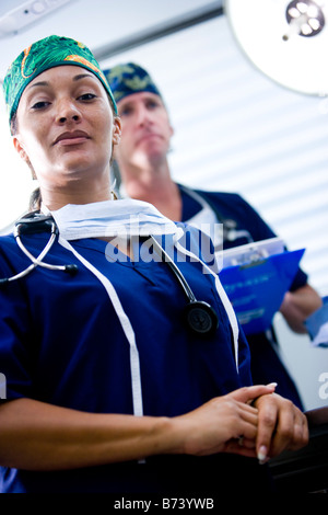 Porträt von zwei Medizinern in scrubs Stockfoto