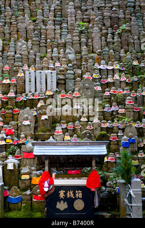 Ein Haufen von Jizo Statuen im Okunoin Friedhof am Berg Koya in Koyasan, Wakayama, Japan. Stockfoto