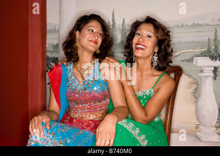 Porträt von Mutter und Tochter in traditionellen Sari Kleid Stockfoto