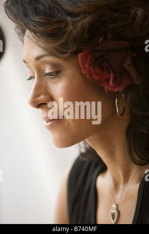 Porträt von indische Frau mittleren Alters mit Blume im Haar Stockfoto