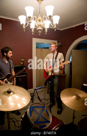 Zwei junge Männer im Haus mit Band Gitarre spielen Stockfoto