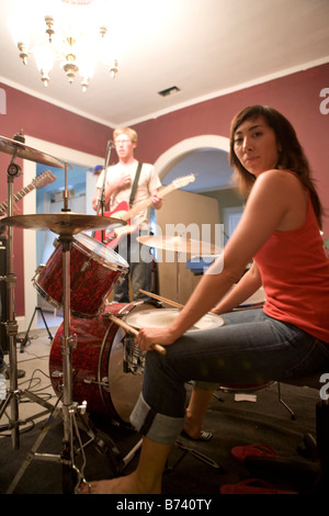 Porträt des jungen Mann und Frau üben-Rock-Band im Haus Stockfoto