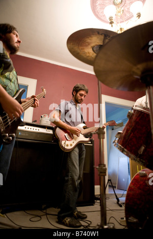 Zwei junge Männer im Haus mit Band Gitarre spielen Stockfoto