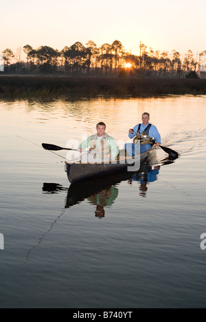 Männer gehen Angeln im Kanu auf Florida Intracoastal waterway Stockfoto