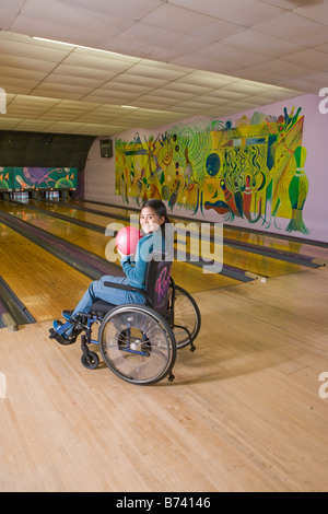 Asiatische Teenager-Mädchen im Rollstuhl in eine Bowlingbahn Stockfoto