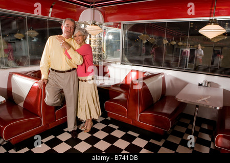 Älteres paar stehen im altmodischen Diner umarmen Stockfoto