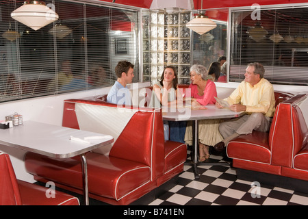 Familie sitzt in der Ecke stand der altmodischen Diner sprechen Stockfoto