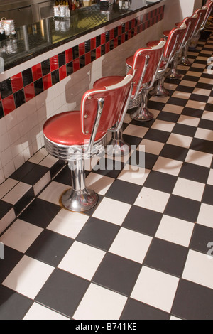 Erhöhte Ansicht der Reihe der 1950er-Jahre-Stil bar Hocker Stühle im altmodischen diner Stockfoto