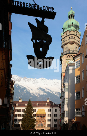 Goldenes Dachl und Stadtturm in Innsbruck, Österreich Stockfoto